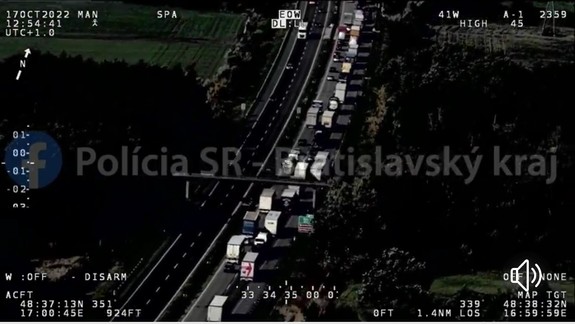 Situáciu na diaľnici D2 v smere do ČR pravidelne monitoruje vrtuľník