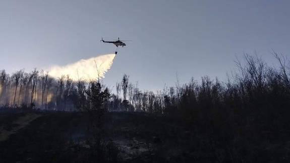 FOTO: Hasiči do skorého rána bojovali s požiarom na Pezinskej Babe