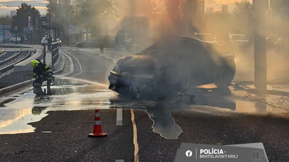 Nehoda na Vajnorskej: Auto začalo po náraze do stĺpa horieť
