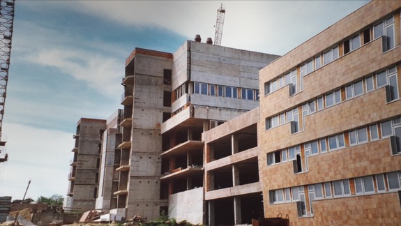 Zmluva je podpísaná, nemocnica na Rázsochách dostala šancu. Hrubú stavbu sme však  už videli...