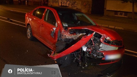 Opitý vodič narážal na Podunajskej ulici do zaparkovaných áut