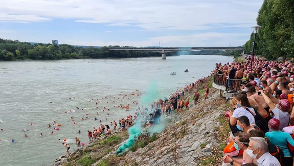 FOTO: V Bratislave vyše 800 ľudí opäť plávalo cez Dunaj - viete vďaka čomu je toto podujatie jedinečné?