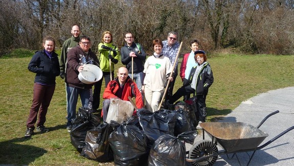 V Devíne a Karlovej Vsi majú dnes veľké jarné upratovanie
