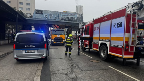 Rustaveliho ulicu zablokoval nákladiak, uviazol pod  strešnou krytinou