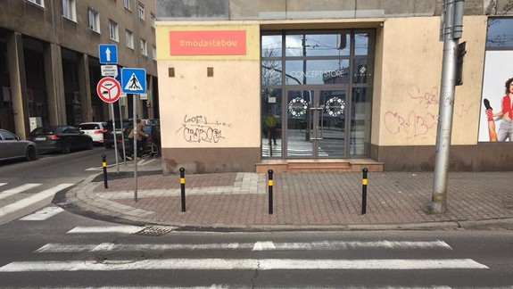 Na Vajanského nábreží už nebudete zakopávať o bariéru  – Staré Mesto ju nechalo odstrániť!