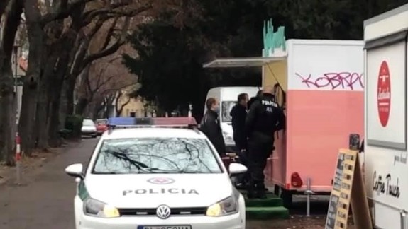 Policajti odstavili služobné auto uprostred pešej zóny a išli sa najesť - bola to nevyhnutnosť či papalášizmus?