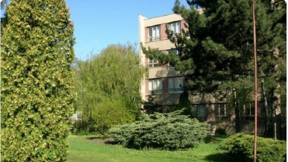 Škola sa búri, župa ju chce presťahovať. Čo je za tým?