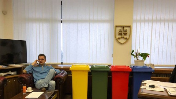 Glváča čakali na narodeniny v kancelárii smetiaky!