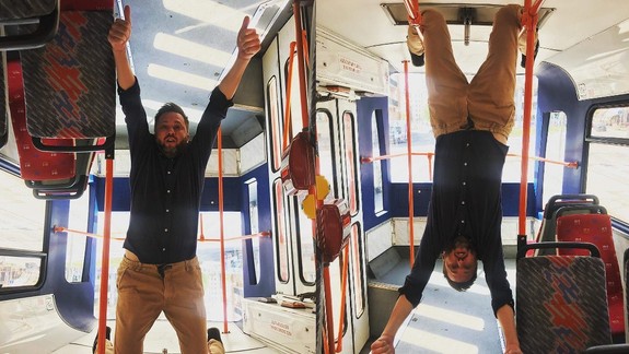 FOTO: Kandidát na bratislavského primátora sa v električke zahral na netopiera a zavesil sa dole hlavou!