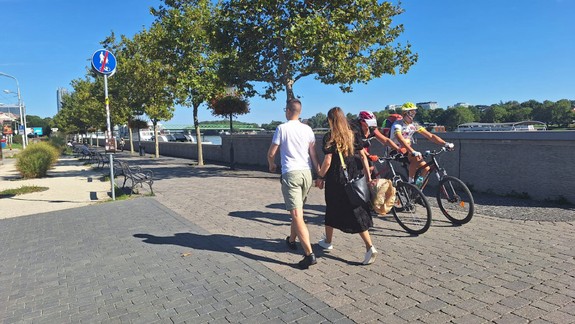VIDEO: Napriek existujúcej cyklotrase jazdia mnohí cyklisti po nábreží na chodníku, konštatuje mestská polícia