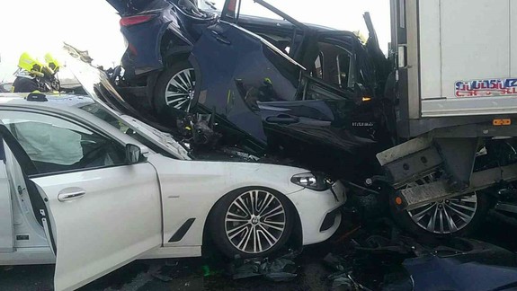 Hrozná nehoda na Prístavnom moste: Dva kamióny stlačili medzi sebou dve osobné autá