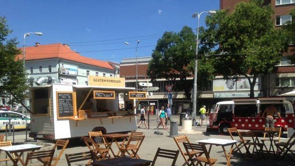 Stánky pred Starou tržnicou budú do septembra otvorené denne