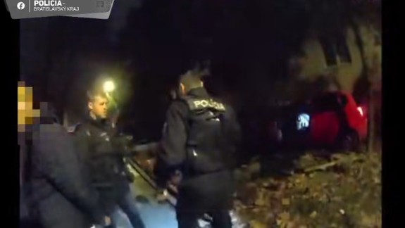 VIDEO: Policajti naháňali v uličkách vodiča s troma zákazmi šoférovať