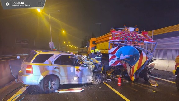 Za tunelom Sitina na D2 sa skoro ráno stala nehoda, úsek bol neprejazdný asi dve hodiny