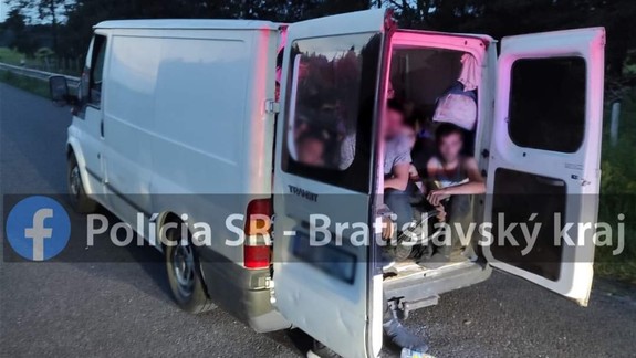 Natlačení jeden na druhého: Pavel prevážal v dodávke 22 Sýrčanov