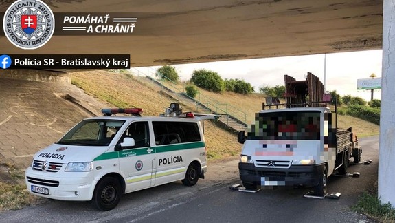 Jazdil "preťažený" a bez vodičáku! Odišiel s pokutou a zákazom činnosti viesť vozidlo