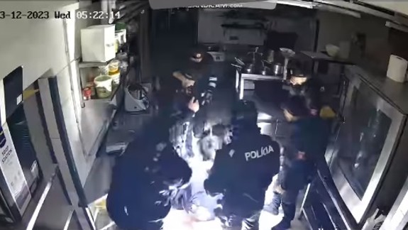 Zlodej v reštaurácii: Pred policajtmi sa skrýval v kuchynskom stole