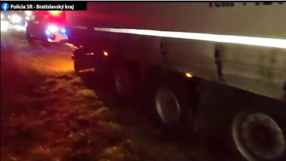 VIDEO Opitý vodič nákladiaku: Pri zastavovaní policajtom skončil v jarku