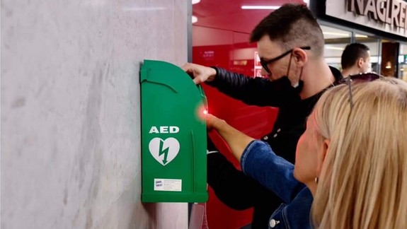 V podchode Trnavského mýta pribudol život zachraňujúci AED prístroj