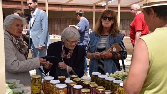 FOTO: Pri tržnici na Trnavskom mýte odštartovali farmárske trhy