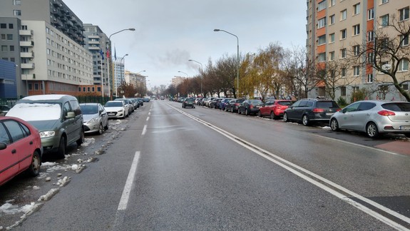 Magistrát chce na Budatínskej spraviť cyklotrasu na úkor parkujúcich áut, Petržalka nesúhlasí