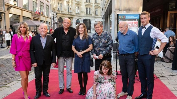 VIDEO: Lasica a Satinský opäť spolu - na Chodníku slávy pred mestským divadlom pribudli dlaždice s ich menami