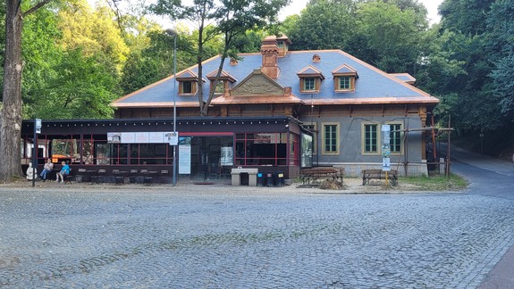 Bufetovú prístavbu na budúcej reštaurácii na Železnej studničke čoskoro odstránia