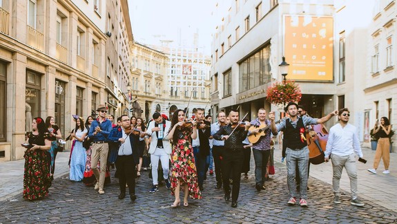 FOTO a VIDEO: Rómovia to v centre Bratislavy poriadne roztočili - roztancovali aj pravého Afričana!