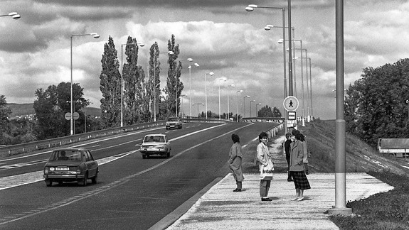 Premena vstupu do Petržalky: Pred 34 rokmi poloprázdna cesta, dnes po oboch stranách výškovky