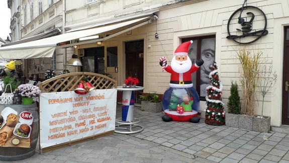 ZISŤOVALI SME: Napriek zrušeným vianočným trhom si v centre mesta vychutnáte kapustnicu či horúci punč