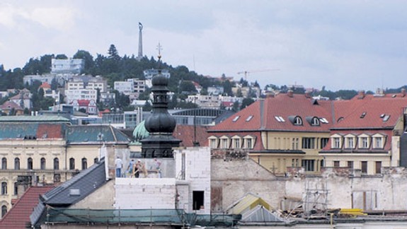 Na streche domu stavajú ateliér, občanom sa nepáči