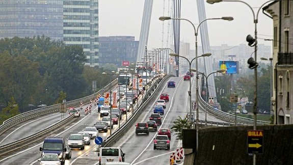 Nehoda: No Moste SNP sa zrazilo päť áut