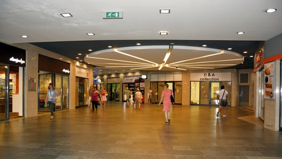 Z podchodu na Hodžovom námestí miznú prevádzky. Viete prečo?