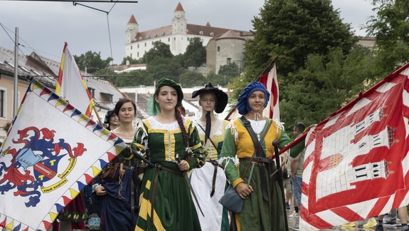 VIDEO Korunovačné dni: Pozrite si nádherný sprievod i šialenú búrku, ktorá zasiahla podujatie