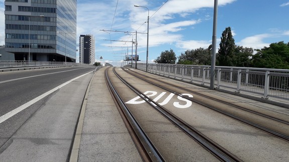 Prekvapenie v Petržalke: Aké autobusy budú jazdiť po električkovej trati?