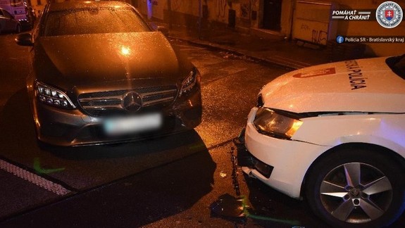 Mladá opitá vodička Mercedesu v protismere: Narazila priamo do policajného auta