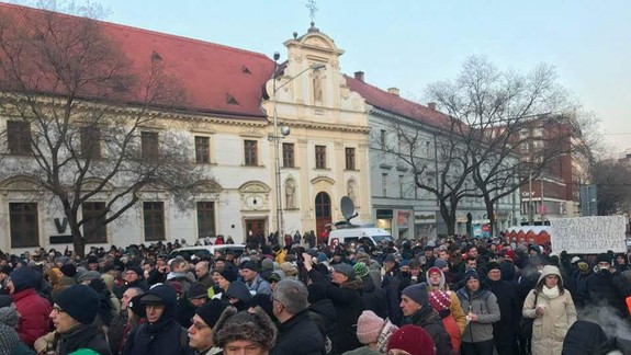 FOTO: Bratislavská verejnosť sa dnes zišla na Námestí SNP na tichom proteste a ľudia prišli aj k Úradu vlády