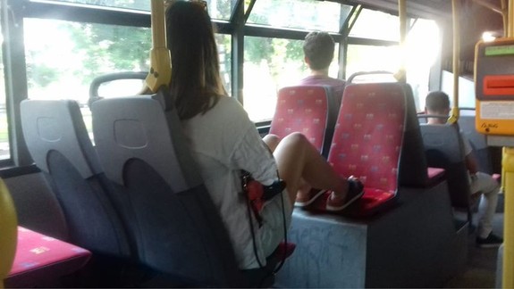 FOTO: Tak toto je otrasná arogancia. Mladá dáma sa takto rozvalila v autobuse MHD