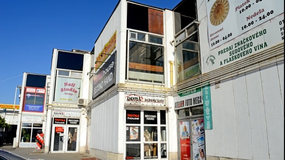 Polícia pátra po neznámom páchateľovi, ktorý sa vlámal do dúbravského fotoštúdia a odniesol si veci za vyše 4-tisíc eur!