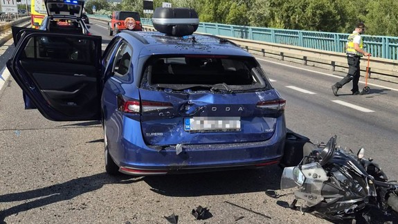 Nehoda: Motorkár si na Moste Lanfranconi nevšimol kolónu a vrazil do nej