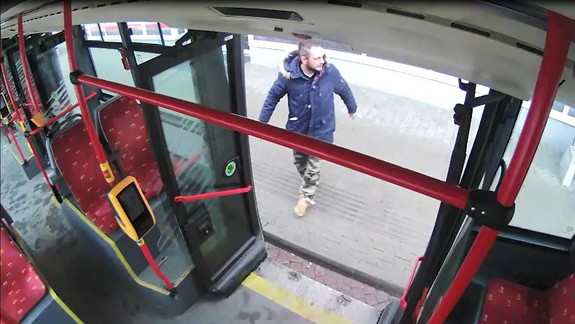 VIDEO: Muž spadol pri vystupovaní z autobusu MHD a pomstil sa mu za to rozbitím skla na dverách