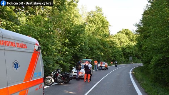 Nevideli ste túto nehodu? Vodič BMW sa v protismere zrazil s motorkárom