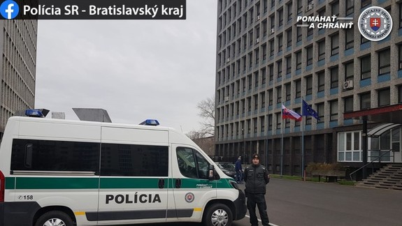 FOTO: Na priebeh volieb v Bratislave dohliada štátna aj mestská polícia