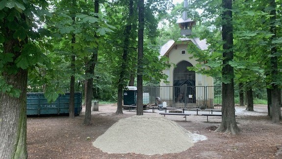 Začala sa rekonštrukcia Kaplnky sv. Kríža v starohájskom lesíku