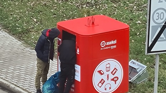 Môžu sa poďakovať vandalom. Petržalka prišla o kontajnery na drobný elektroodpad
