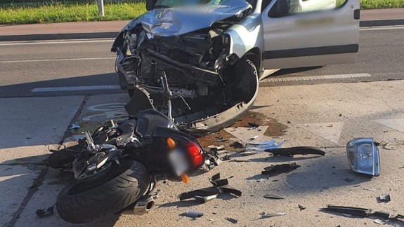 Ranná nehoda: Motorkár utrpel pri zrážke s autom ťažké zranenia