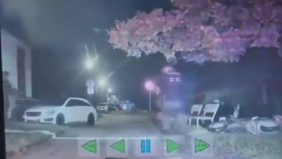 VIDEO Naháňačka v parku na Ostredkoch: Nadrogovaný Martin sa snažil ujsť pred policajtmi na ukradnutej motorke