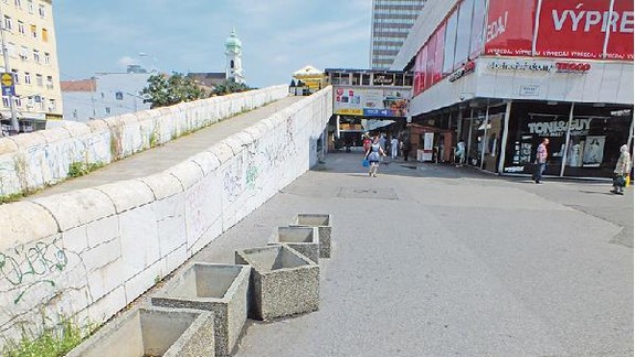 Staré kvetináče neodpratali, pár týždňov z nich boli smetné koše