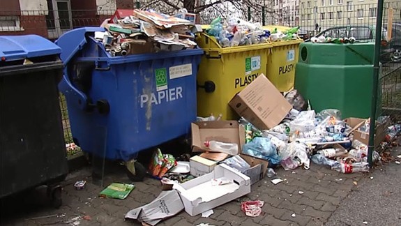 FOTO: Aj toto je dôsledok letných horúčav - preplnené kontajnery na plastový odpad!