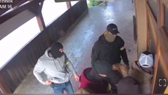 Denis predával drogy, na Valentína ho prišli "pozdraviť" policajti